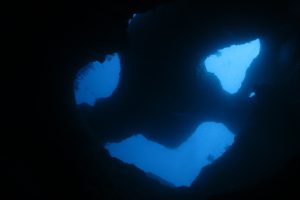 洞窟ポイントが有名な宮古島の海